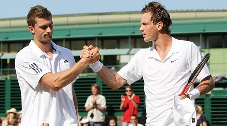 Daniel Brands (vlevo) gratuluje Tomi Berdychovi k postupu do tvrtfinle Wimbledonu