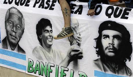 Argentinsk fanouek s transparentem zobrazujcm Mandelu, Maradonu a Ce Guevaru miluje nejvce boskho Diega, m jej vytetovanho na noze.