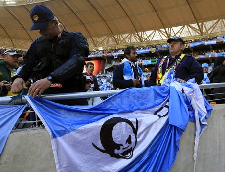 Jihoafrick policista strhv transparent fanouk Argentiny, kter obsahoval vulgrn vrazy.