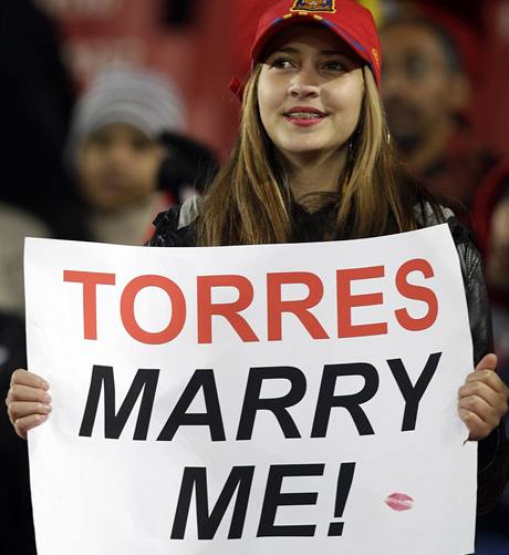 TORRESI, VEZMI SI M! panlsk fanynka d transparentem o ruku slavnho tonka Fernanda Torrese.