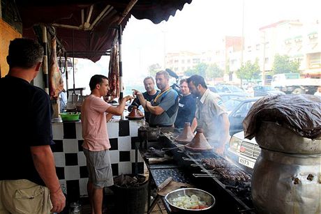 Sobota 26.06. Je as na jdlo, ukazujeme si na maso, kter nm na grilu piprav