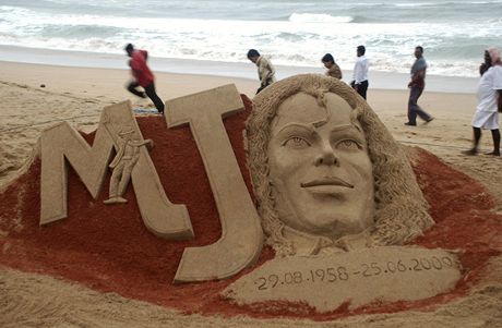 Rok od úmrtí Michaela Jacksona - pomník z písku v Indii