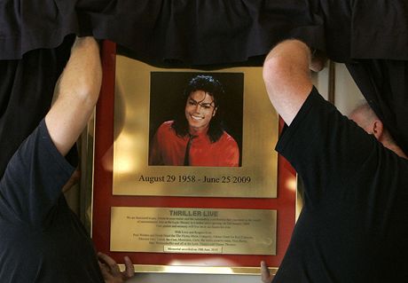 Rok od úmrtí Michaela Jacksona - příprava na odhalení pamětní desky ve Velké Británii