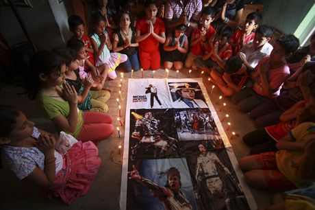 Rok od mrt Michaela Jacksona - modlitba (Indie)