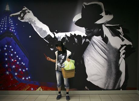 Rok od úmrtí Michaela Jacksona - zastávka na telefon (Japonsko)