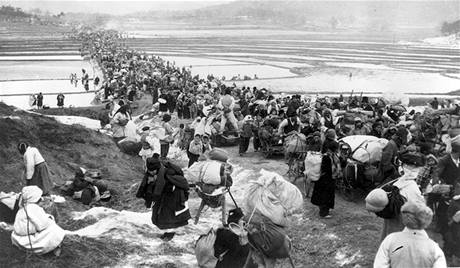 Tisce jihokorejskch uprchlk uteklo ze severn sti zem, kam se pesunuly hlavn boje. (leden 1951)