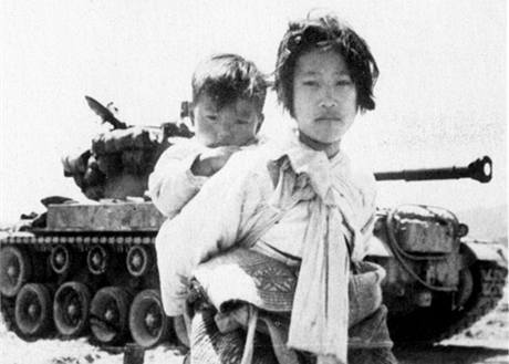 Korejsk dvka se svm bratrem u americkho tanku M26. (9. ervence 1950)