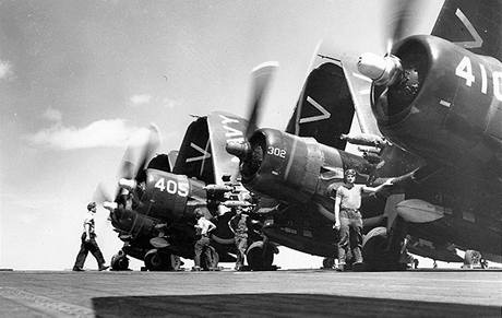 Ppravy na invazi na americk letadlov lodi ve Filipnskm moi. (erven 1950)