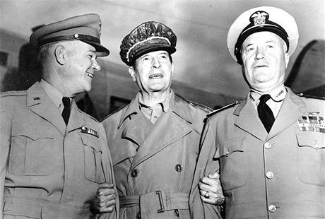Generl MacArthur (uprosted) s generlem Collinsem a admirlem Shermanem (vpravo). (srpen 1950)