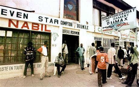 Výkupna surových diamantů v Kinshase, hlavním městě Demokratické republiky Kongo. (květen 2000)