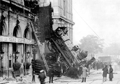Vlakov nehoda na paskm ndra Montparnasse na mn znmm snmku. (22. jna 1895)