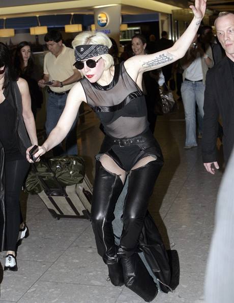 Lady GaGa se neudrela na vysokch botch