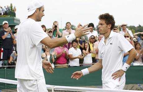 Američanovi Johnu Isnerovi (vlevo) blahopřeje Francouz Nicolas Mahut k vítězství v nejdelším zápase tenisové historie. 