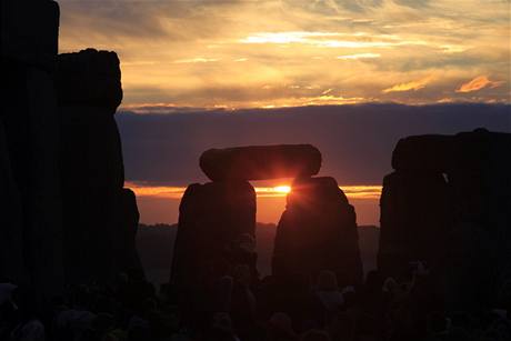 Slunce se letos na Stonehenge objevilo ve 4:52 mstnho asu (21. ervna 2010)