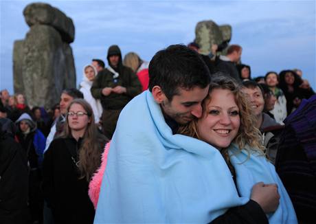 Na prvn paprsky nad Stonehenge ekaly tisce lid (21. ervna 2010)