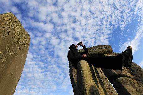 Na prvn paprsky nad Stonehenge ekaly tisce lid (21. ervna 2010)