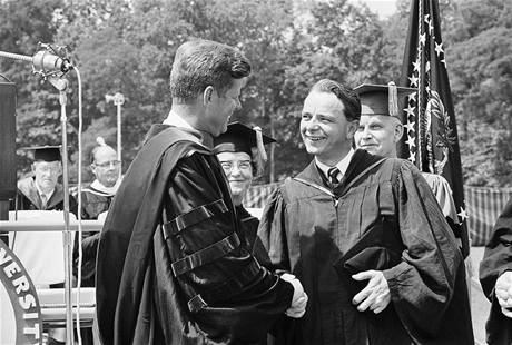 Robert Byrd (vpravo) s Johnem Fitzgeraldem Kennedym