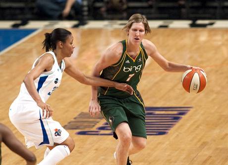 Jana Vesel (vpravo) ze Seattlu Storm v duelu WNBA proti New York Liberty