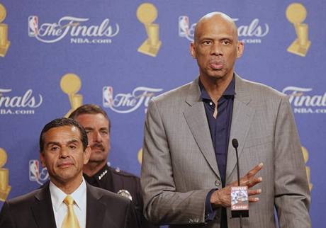 Starosta Los Angeles Antonio Villaraigosa (vlevo) a bval hvzda Lakers Kareem Abdul-Jabbar na tiskov konferenci