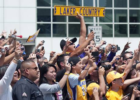 Fanouci Los Angeles Lakers slav vtze NBA