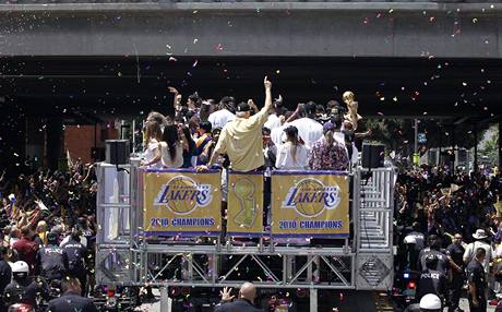 Hri Los Angeles Lakers slav vtzstv v NBA se svmi fanouky