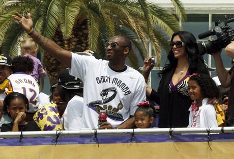 Kobe Bryant, ldr Los Angeles Lakers, slav vtzstv v NBA se svmi fanouky po boku manelky a potomk. Triko s npisem BLACK MAMBA odkazuje na Kobeho pezdvku.