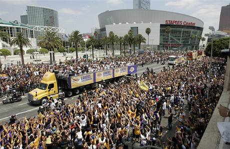 Vz s hvzdami Los Angeles Lakers m od haly Staples Center palrem fanouk.