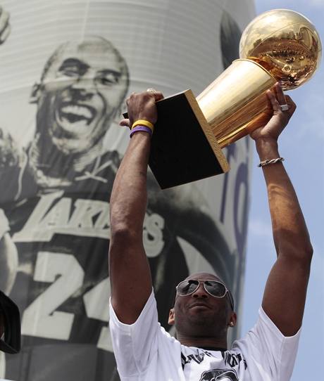 Kobe Bryant s trofej Larryho O'Briena, urenou pro vtze NBA