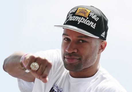 Derek Fisher se chlub prstenem pro ampiona NBA. U svm ptm.