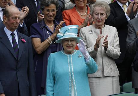 Anglick krlovna Albta II. zdrav divky tenisovho Wimbledonu