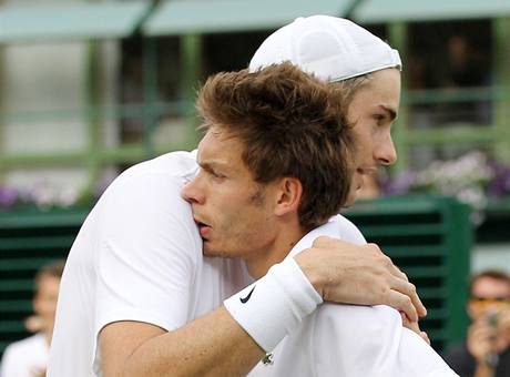 John Isner (vlevo) objm  poraenho Nicolase Mahuta