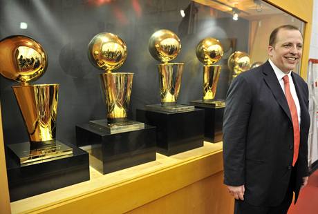Tom Thibodeau, nov kou Chicago Bulls, pzuje u esti pohr pro vtze NBA, kter jeho zamstnavatel zskal v devadestch letech.