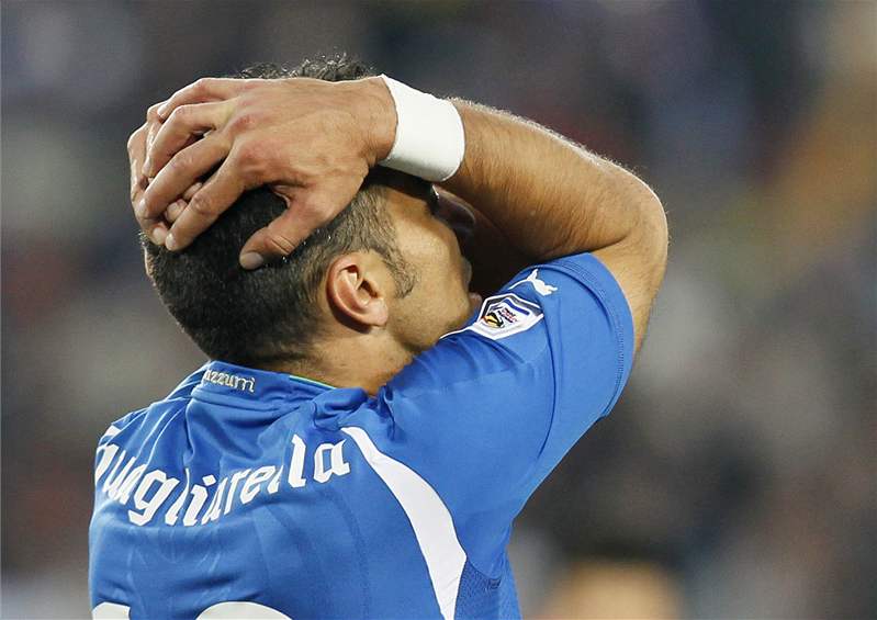 Italský útoník Fabio Quagliarella proívá bezmoc, jeho tým na MS koní