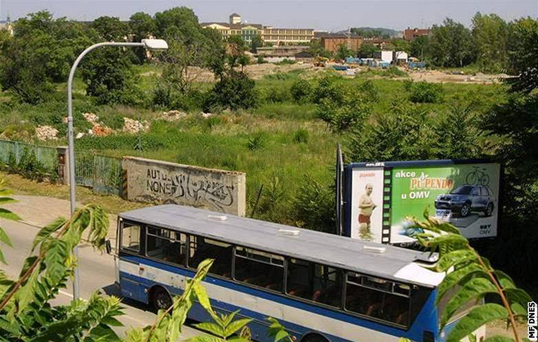 Ji�ní centrum v Brn� p�ed lety - dnes v míst� funguje autobazar Eurocar.