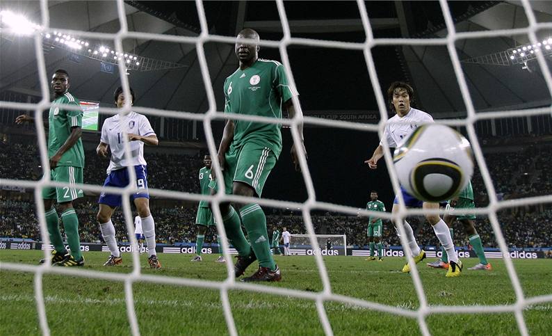 Jihokorejec ong-su stílí vyrovnávací gól na 1:1 proti Nigérii.