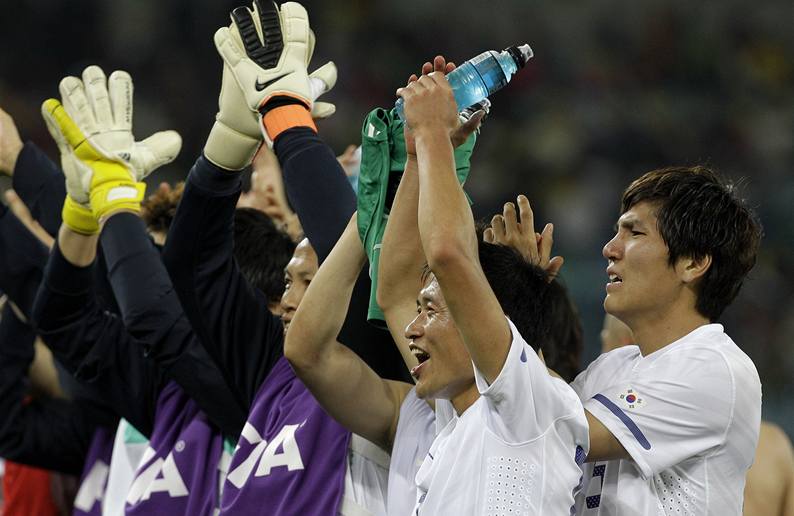 Jiní Korea slaví postup do osmifinále mistrovství svta.