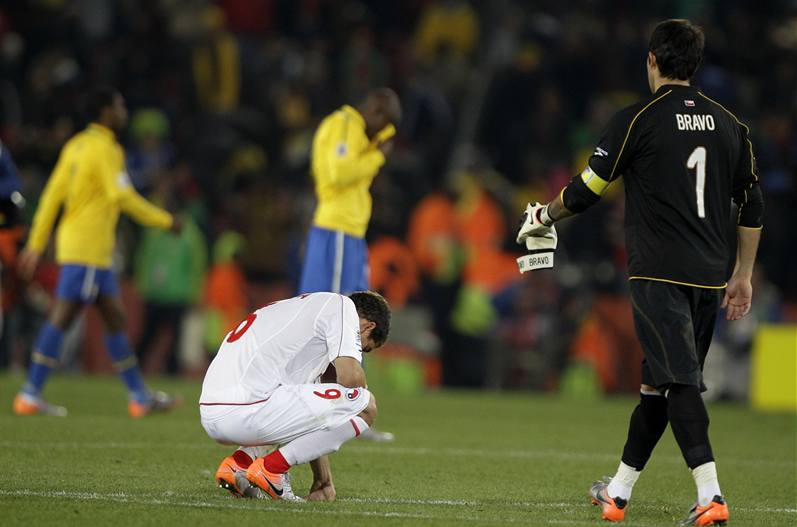 SMUTEK. Fotbalisté Chile smutní po vyazení Brazílií v osmifinále MS.