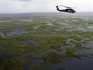 Vrtulník monitoruje únik ropy u beh Mexického zálivu (24. ervna 2010)