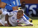 NA ZEMI. Slovenský stoper Martin krel padá na trávník v zápase s Paraguayí.