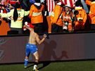 TO JE PRO VÁS. Paraguayský fotbalista Nelson Valdéz hazí po utkání se Slovenskem nadeným fanoukm ást své výstroje.