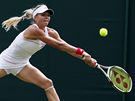Tenistka Mária Kirilenková pi zápase ve Wimbledonu.