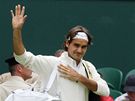 Roger Federer ped zápasem zdraví diváky ve Wimbledonu.
