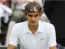 CO DÁL? výcarský tenista Roger Federer pemýlí, jak zlepit hru po prvním setu úvodního zápasu ve Wimbledonu..