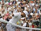 STOP. Kolumbijský tenista se zastavil tsn u sít pi zápase ve Wimbledonu proti Federerovi.