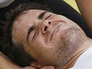 BOLESTIVÝ KRK. Americký tenista John Isner, který sehrál ve druhém kole Wimbledonu nejdelí zápas historie, si nechává oetovat krk v zápase 3. kola.