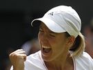 JO! Justine Heninová se raduje z postupu do osmifinále Wimbledonu, tam ji eká souboj s krajankou Clijstersovou.