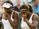 SESTRY. Serena (vpravo) a Venus Williamsovy pi tyhe ve Wimbledonu.