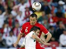 Hlavikový souboj pi utkání Anglie vs. Slovinsko. (23. ervna 2010)