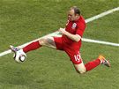 Akrobacie Angliana Wayna Rooneyho pi utkání se Slovinskem. (23. ervna 2010)