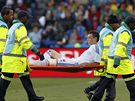 Slovenský fotbalista trba opoutí hit na nosítkách, aby se po chvíli do zápasu vrátil